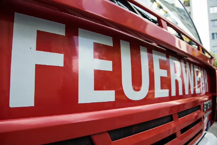 Feuerwehrauto Frontansicht mit Schriftzug